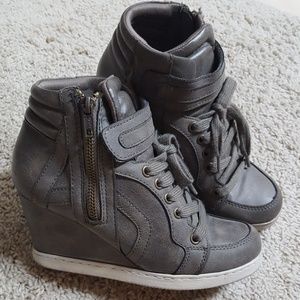 Candie's Sneaker Wedge size 6